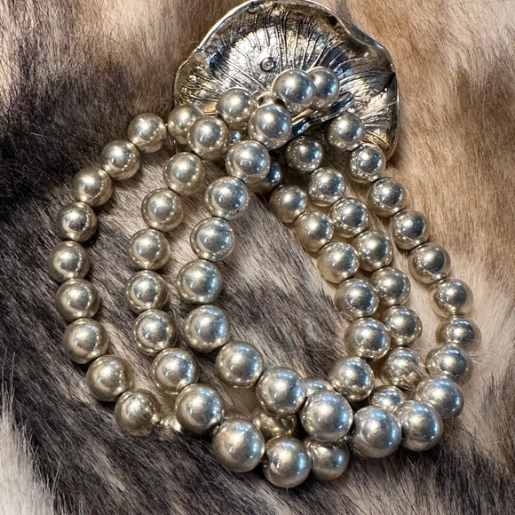 Caché Silver Tone Rose Rhinestone Cluster Pendant Statement Bracelet - Picture 5 of 6